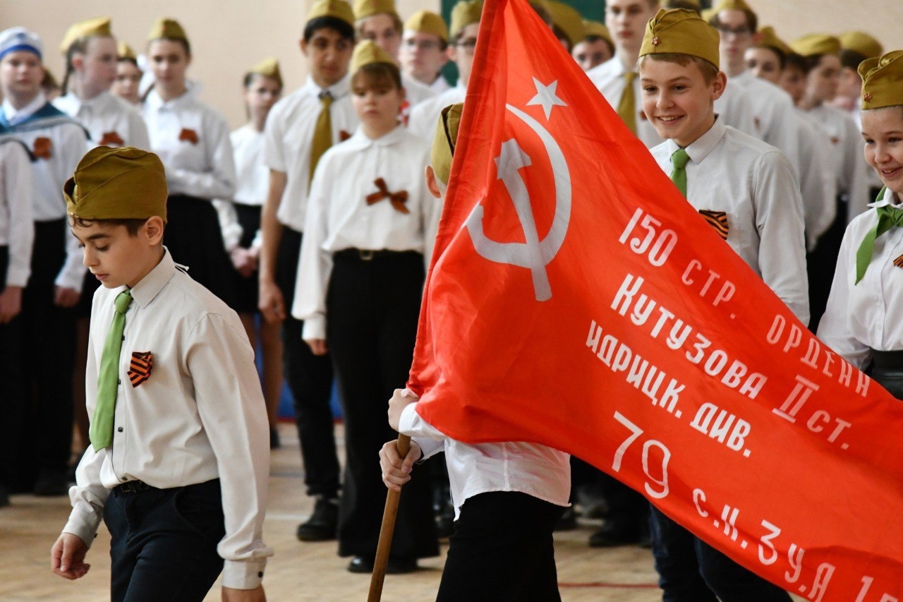 В Псковском МО будет учрежден муниципальный конкурс строя и песни среди школьных коллективов.