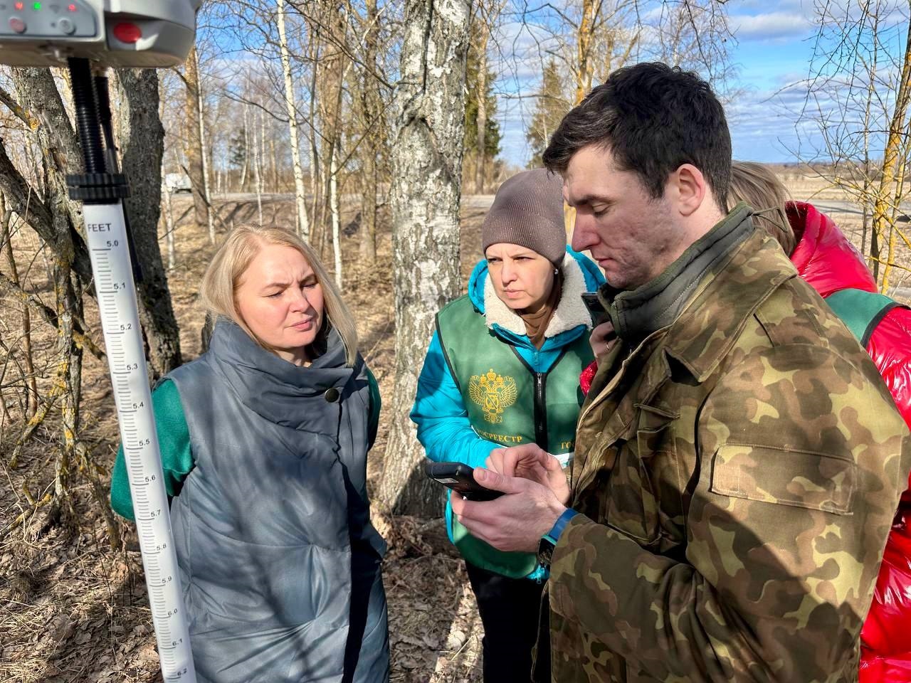 Ребеко Олеся Евгеньевна совместно со специалистами отдела геодезии и земельными инспекторами Великолукского межмуниципального отдела совершили рабочий выезд с целью обследования пункта ГГС..