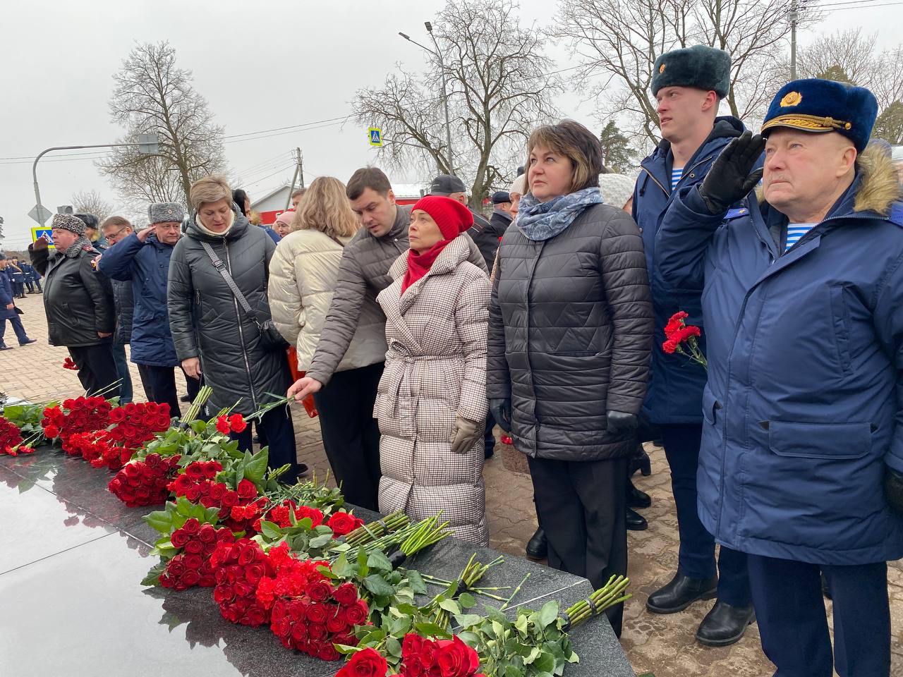 Состоялся торжественный ритуал возложения цветов к памятнику «Купол» в деревне Черёха Псковского района, в 24-ю годовщину гибели десантников легендарной 6-й роты 104-го полка 76-й десантно-штурмовой дивизии.  ⁣.